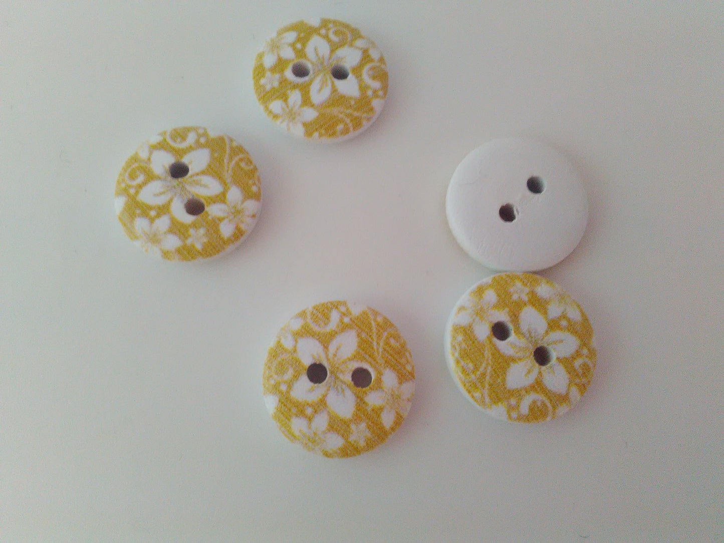 Beige Floral Sewing Buttons 15mm (5/8") Wooden Beige and White Flower Clothing Buttons