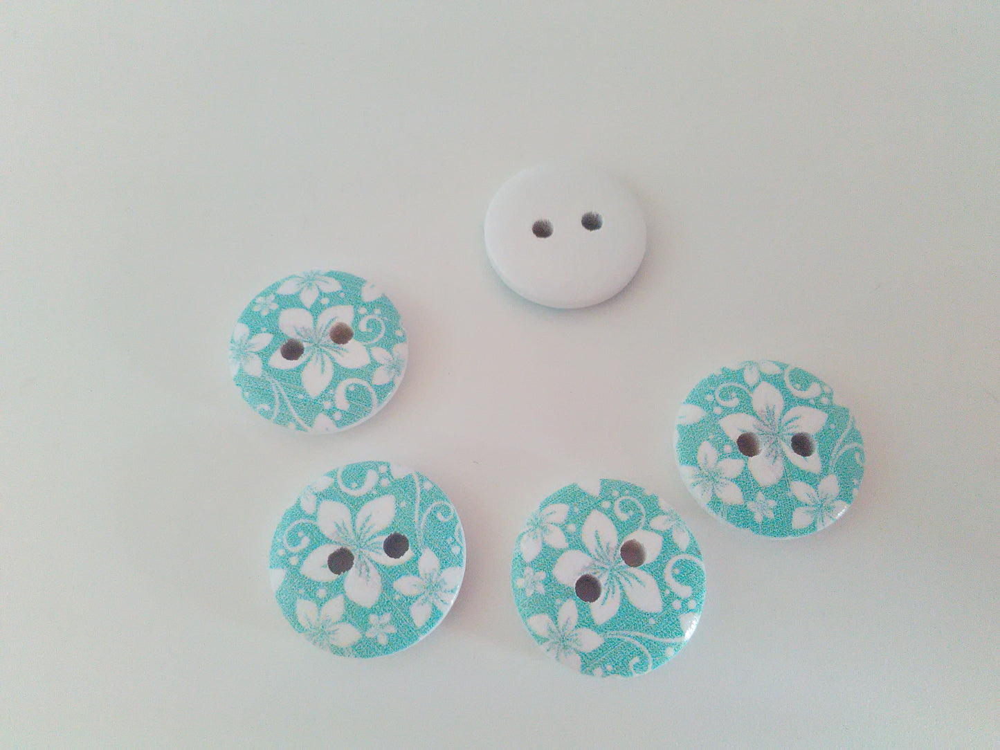 Turquoise Blue Floral Sewing Buttons 15mm (5/8") Wooden Turquoise & White Flower Buttons for Women's and Girls clothing