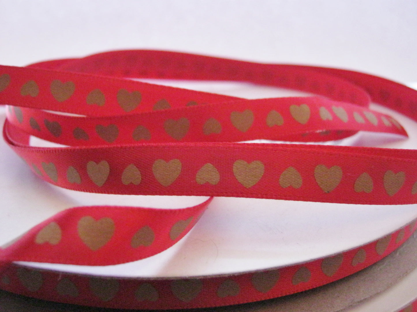 5 metres (16ft) Red Satin Ribbon with Gold Hearts 10mm (3/8") for Valentine Clothing and Romantic Crafts