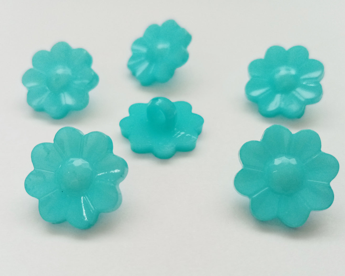 10 Daisy Flower Shaped Sewing Buttons 15mm (5/8") Plastic Shank Flower Buttons for Girls' and Women's clothing and crafts