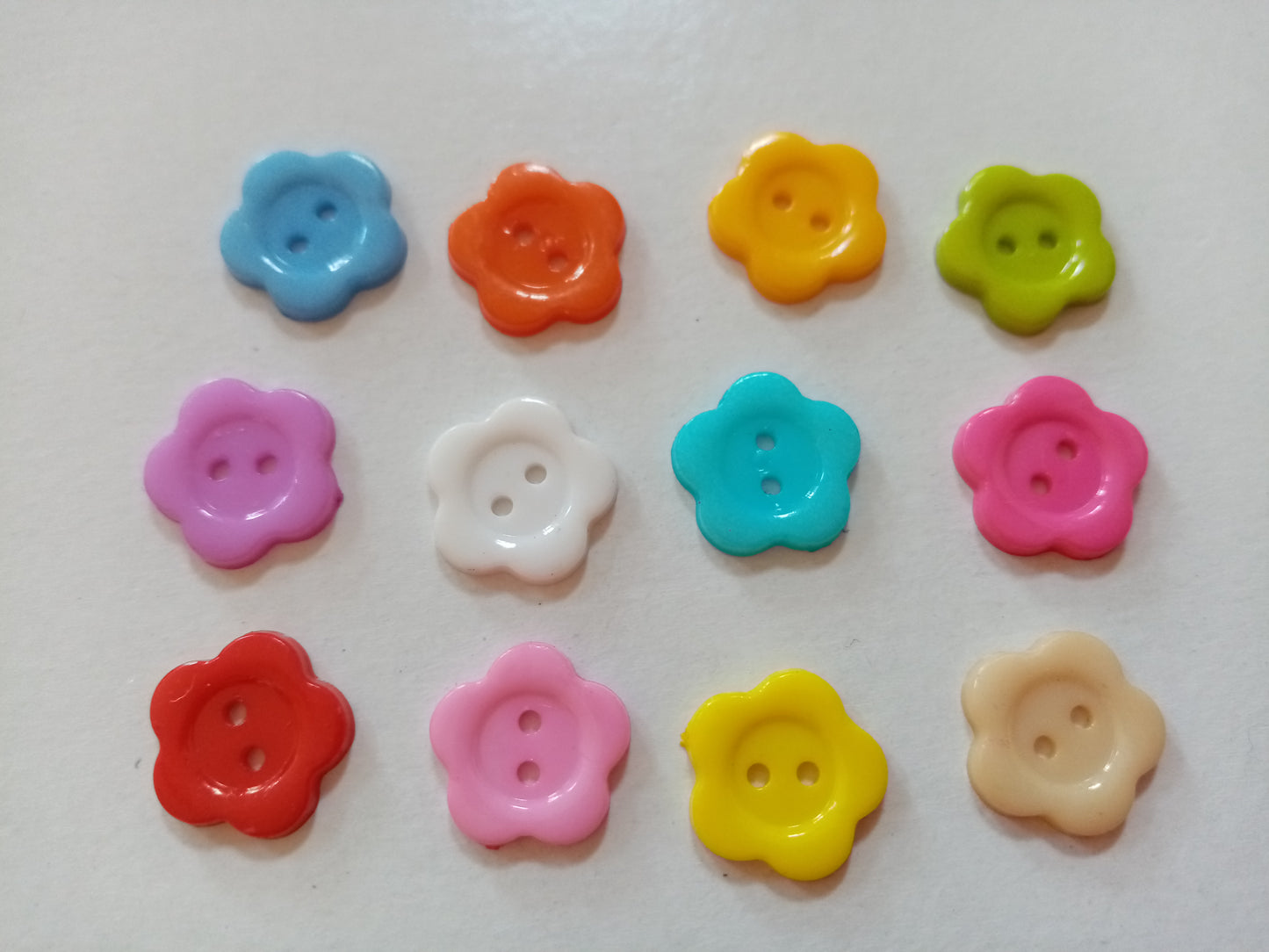 10 Flower Shaped Sewing Buttons 13mm (1/2") Plastic Flower Buttons for Girls and Women's clothing and crafts