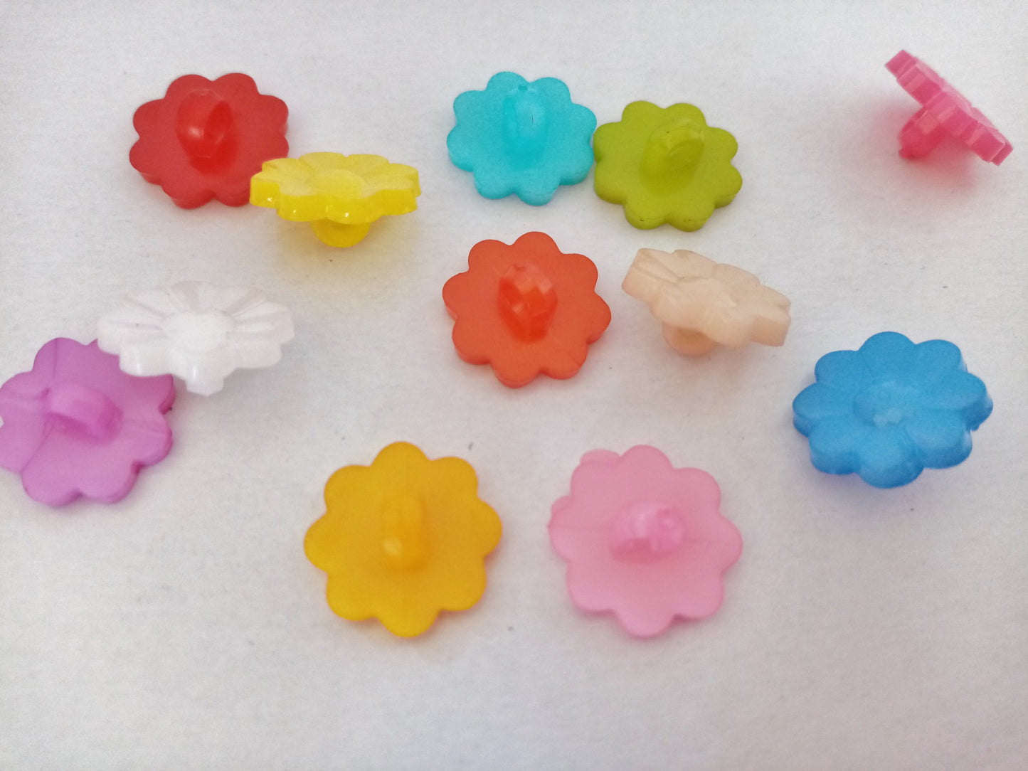 10 Daisy Flower Shaped Sewing Buttons 15mm (5/8") Plastic Shank Flower Buttons for Girls' and Women's clothing and crafts