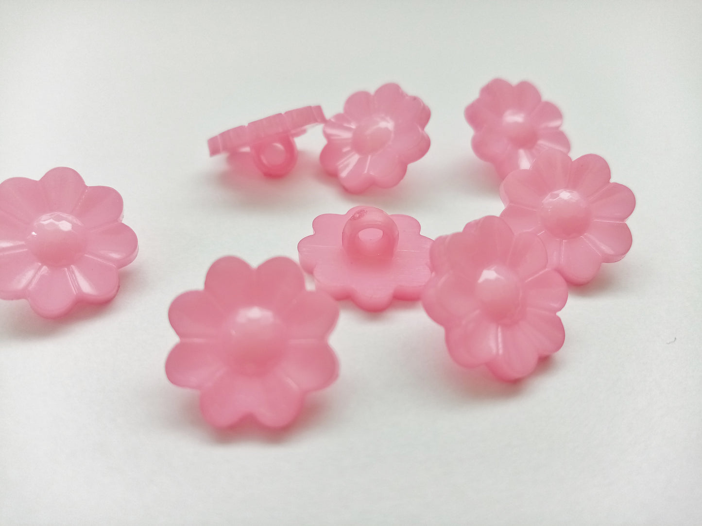 10 Daisy Flower Shaped Sewing Buttons 15mm (5/8") Plastic Shank Flower Buttons for Girls' and Women's clothing and crafts