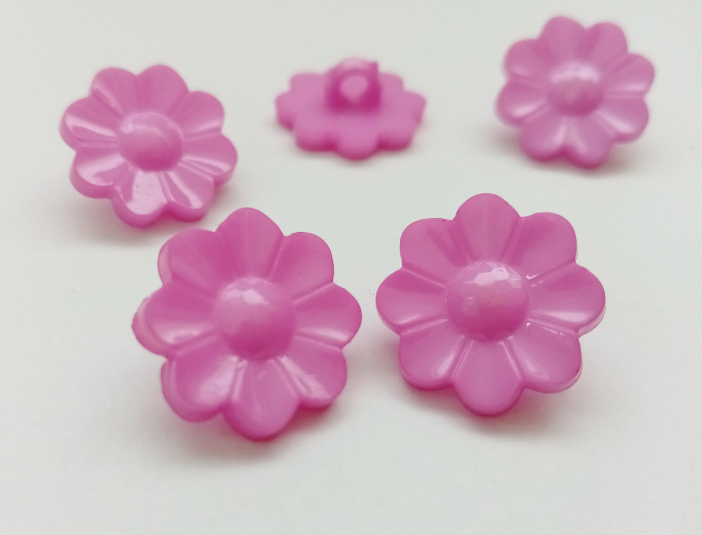 10 Daisy Flower Shaped Sewing Buttons 15mm (5/8") Plastic Shank Flower Buttons for Girls' and Women's clothing and crafts