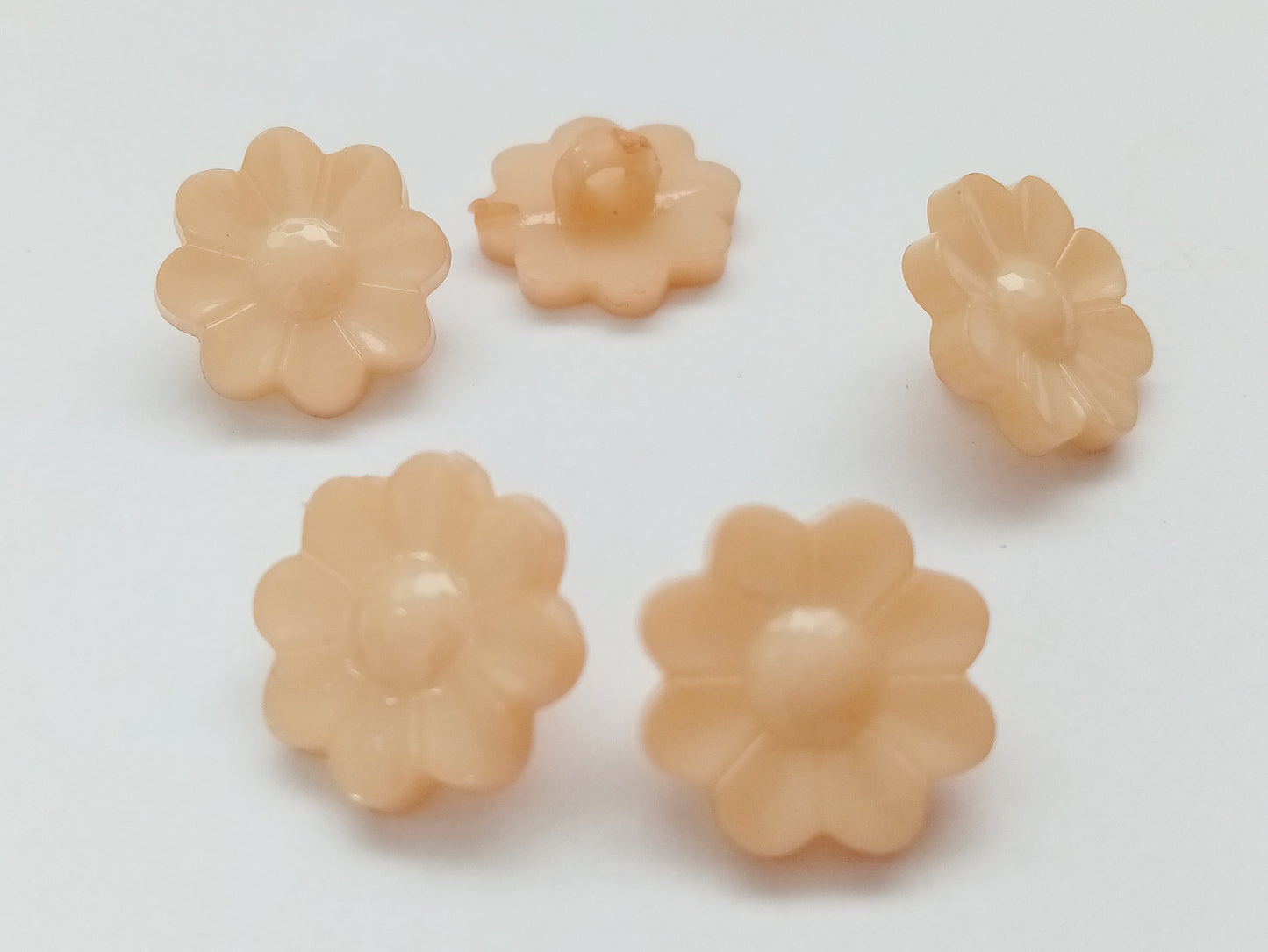 10 Daisy Flower Shaped Sewing Buttons 15mm (5/8") Plastic Shank Flower Buttons for Girls' and Women's clothing and crafts