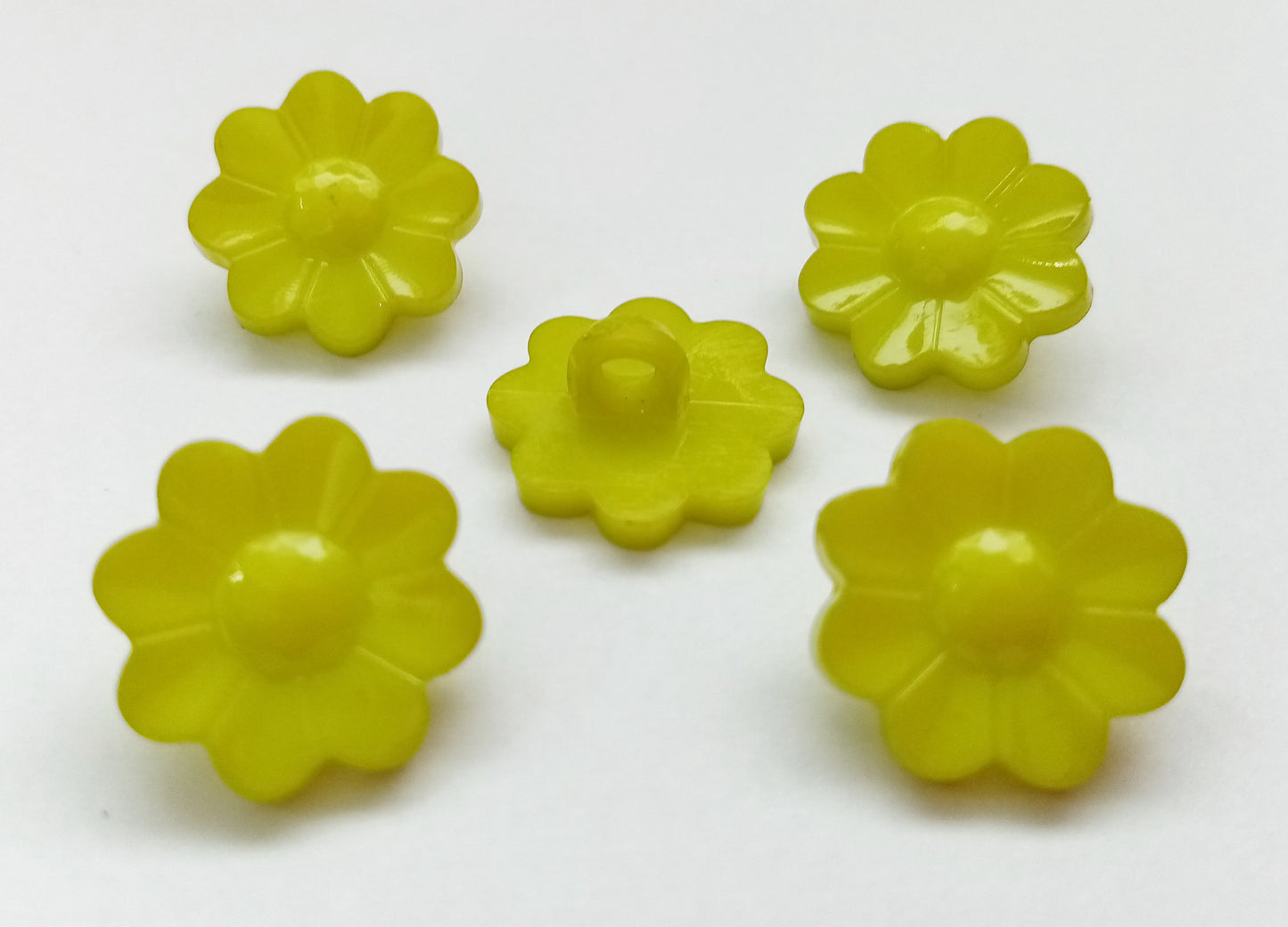 10 Daisy Flower Shaped Sewing Buttons 15mm (5/8") Plastic Shank Flower Buttons for Girls' and Women's clothing and crafts