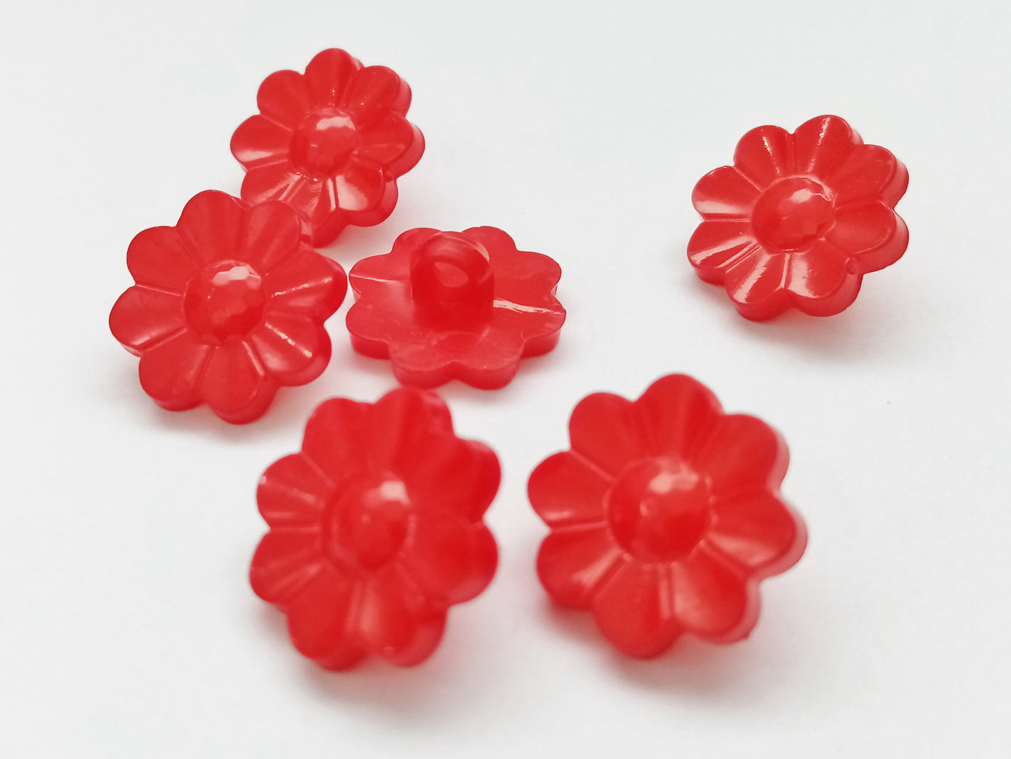 10 Daisy Flower Shaped Sewing Buttons 15mm (5/8") Plastic Shank Flower Buttons for Girls' and Women's clothing and crafts