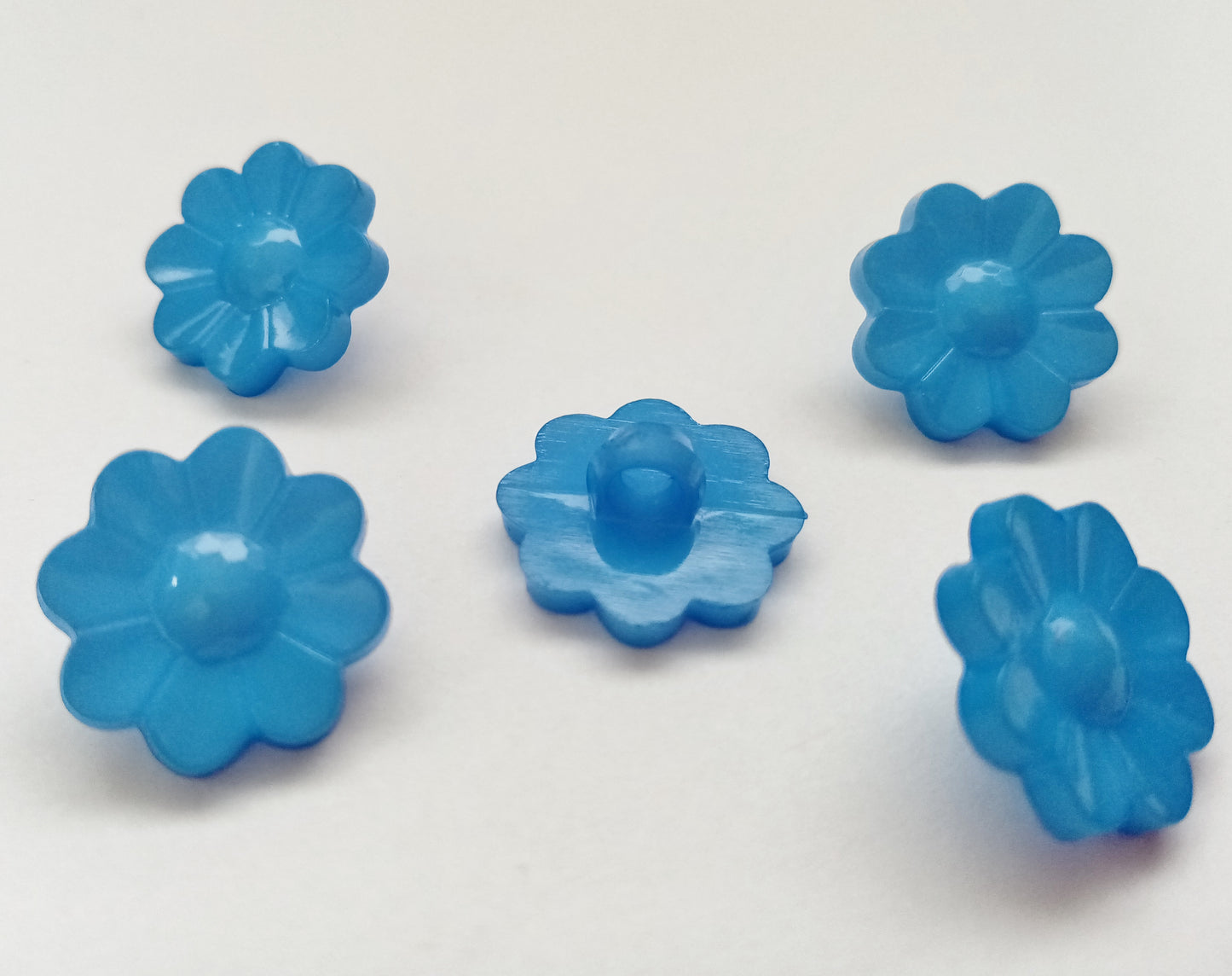 10 Daisy Flower Shaped Sewing Buttons 15mm (5/8") Plastic Shank Flower Buttons for Girls' and Women's clothing and crafts