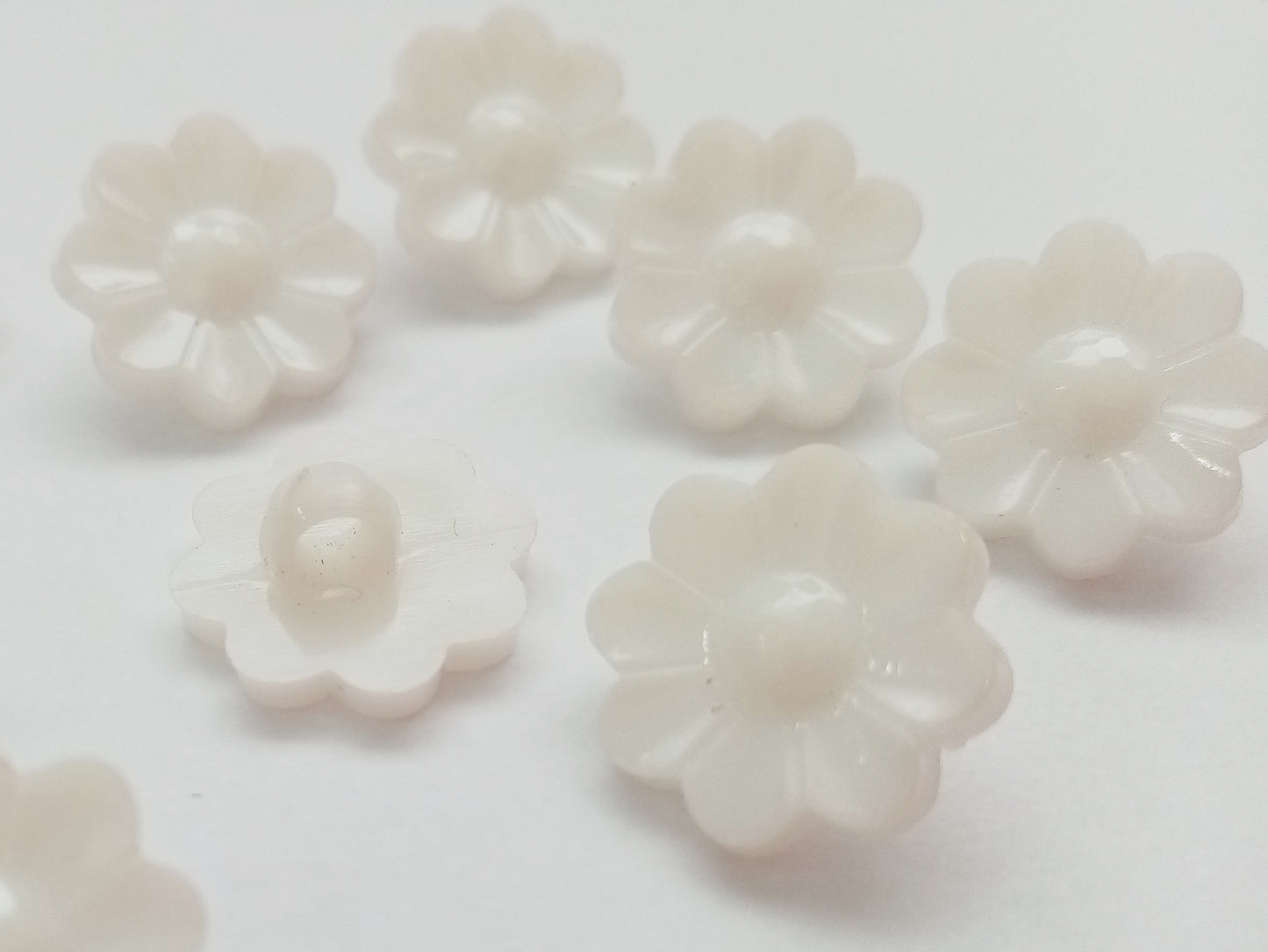 10 Daisy Flower Shaped Sewing Buttons 15mm (5/8") Plastic Shank Flower Buttons for Girls' and Women's clothing and crafts